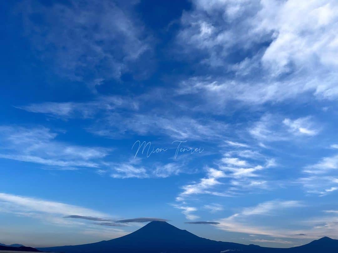 天玲美音のインスタグラム：「息をのむような美しさでした🗻 みなさまにもおすそ分けです☺︎ #美音の撮る空 #富士山好き  #空 #富士山 #雲 #富士山と雲  #mtfuji #美しい #美音の撮る富士山」