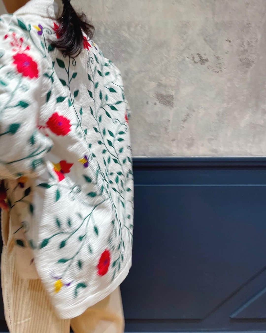 IÉNA LA BOUCLEのインスタグラム：「. ⁡ 【Mii】 ⁡ miiはインド人のBapan Duttaとフランス人のLucie Bourreauの２人のテキスタイルデザイナーがスタートさせたブランド。 miiのコレクションはすべてパリでデザインされ、織りや刺繍はインド西ベンガル州のコルカタにあるアトリエにてすべて手作業で行われている。 ⁡ ⁡ jacket ¥63,800 intax no. 23010915001930 ⁡ pants ¥35,200 intax size:xs,s no. 23030915001830 ⁡ ⁡  #ienalaboucle#iena#イエナ#イエナラブークル#ienalaboucle_23aw#miicollection」