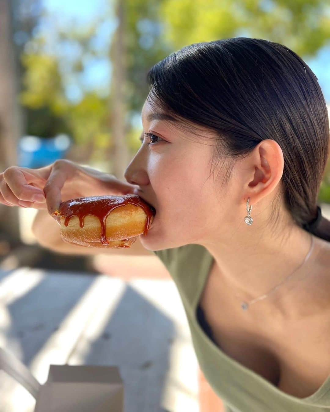 あゆみのインスタグラム：「🍩✨ Wyong milk factory . ここのドーナツ大きくて重いのに食べた感じは軽くてもう1個食べる？！？(よね？！？！) って言ったらこの後のためにお腹とっとこうかって言われた〜〜〜たしかに😗笑」