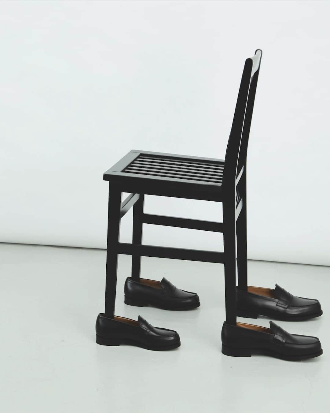 ジェイエムウエストンのインスタグラム：「Avec des mocassins pour pieds, la chaise sait se distinguer. __ Four loafers below, the chair sits with a glow. #JMWeston #180loafer」