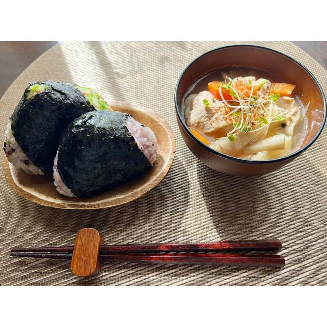 高木沙織さんのインスタグラム写真 - (高木沙織Instagram)「🍙 * 最近のいろいろです。 * ①おにぎり＋豚汁 ②『東京ばな奈』 米粉！グルテンフリー！ 東京駅と羽田空港限定 モッチモチしてた ③『呪術廻戦』 ななみん推し アニメでは、津田健次郎さんのイケボに脳が溶ける ④ボルダリング 8月から始めて、今6級 ⑤ヨガ スタジオレッスンは8月から再開 ⑥『IONDOCTOR』 睡眠の専門家の方からいただいたレッグウォーマー ⑦安眠アイマスク 睡眠の質向上させたい ⑧小虎 顎にきびが完治したトントン♡ 講談社『マインドフル猫』の連載は 9月からスタート 毎週月曜と水曜に配信 * * 2023年もあと2ヶ月。 次は、山に行く！が目標。 * * #おにぎり #おにぎり部 #豚汁 #東京ばな奈 #グルテンフリー #呪術廻戦 #ななみん #推し活 #ボルダリング #ヨガ #イオンドクター #レッグウォーマー #睡眠改善 #猫 #マインドフル猫 #food #sweets #book #bouldering #yoga #iondoctor #cat」10月30日 18時41分 - saori_takagi