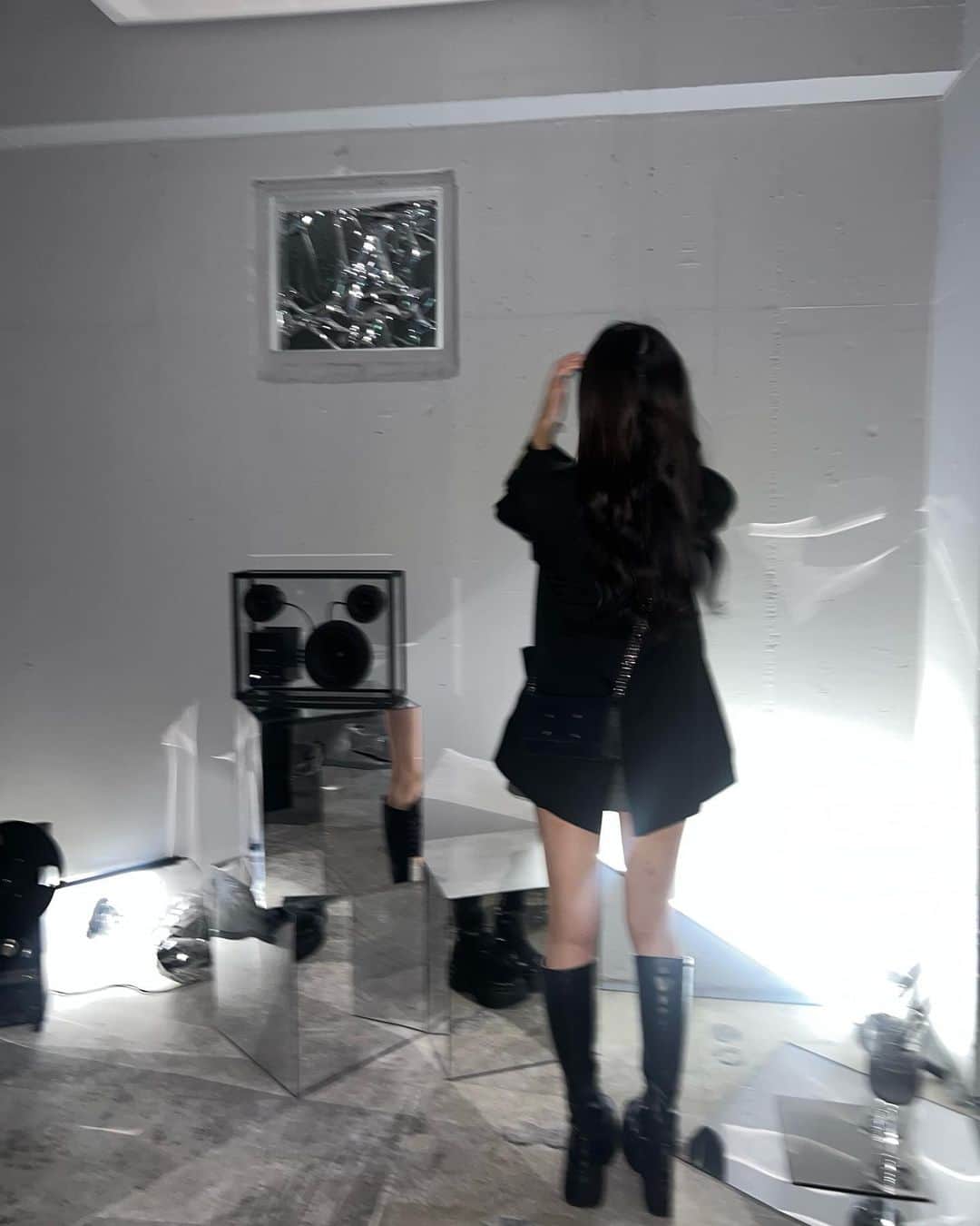 白川れなさんのインスタグラム写真 - (白川れなInstagram)「おしゃ🖤⛓ ⁡ ⁡ ⁡ ⁡ ⁡ ⁡ ⁡ #アイドル #iiiidolll #カフェ #おしゃカフェ #渋谷カフェ #東京カフェ #無機質カフェ  #エクステ #グレージュ #韓国メイク#fashion #portrait #selfie #随手拍 #網美 #셀카 #패션 #데이트」10月30日 18時33分 - __r_kw