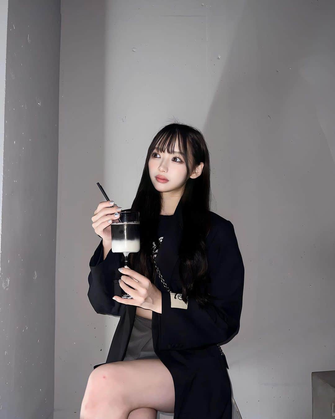 白川れなさんのインスタグラム写真 - (白川れなInstagram)「おしゃ🖤⛓ ⁡ ⁡ ⁡ ⁡ ⁡ ⁡ ⁡ #アイドル #iiiidolll #カフェ #おしゃカフェ #渋谷カフェ #東京カフェ #無機質カフェ  #エクステ #グレージュ #韓国メイク#fashion #portrait #selfie #随手拍 #網美 #셀카 #패션 #데이트」10月30日 18時33分 - __r_kw