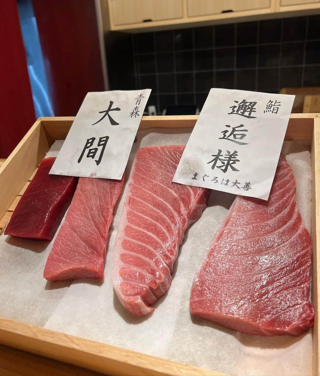 萩尾美聖さんのインスタグラム写真 - (萩尾美聖Instagram)「るなとお鮨🍣🍶  お鮨大好きだから日本帰ってきたら必ず食べる!  美味しい日本酒も飲んで少し赤い🐙  雲丹の混ぜご飯贅沢で美味しすぎたなあ🤍  #邂逅 #大阪グルメ #오마카세」10月30日 18時34分 - misato_hagio