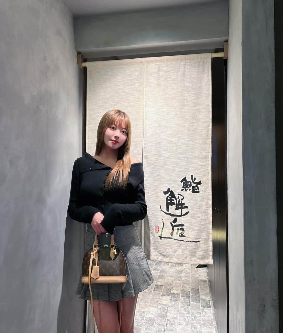 萩尾美聖のインスタグラム：「るなとお鮨🍣🍶  お鮨大好きだから日本帰ってきたら必ず食べる!  美味しい日本酒も飲んで少し赤い🐙  雲丹の混ぜご飯贅沢で美味しすぎたなあ🤍  #邂逅 #大阪グルメ #오마카세」
