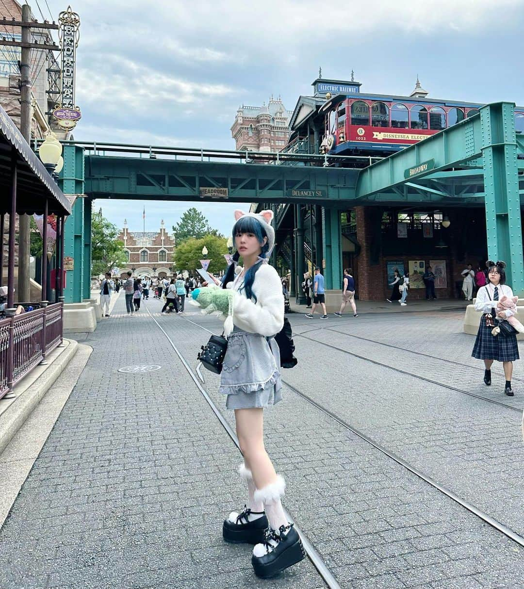 さきちゃんのインスタグラム：「ㅤㅤㅤㅤㅤㅤㅤㅤㅤㅤㅤㅤㅤ友達が撮ってくれたシリーズ🐈💭 #ankrouge #tokyodisneysea #disneysea #東京ディズニーシー #ディズニーシー #ディズニーコーデ #ジェラトーニコーデ #ジェラトーニ #秋服コーデ #ディズニーハロウィン #ディズニーバウンド #他撮り #みつあみアレンジ #青髪 #いいね返し #アパレル店員」