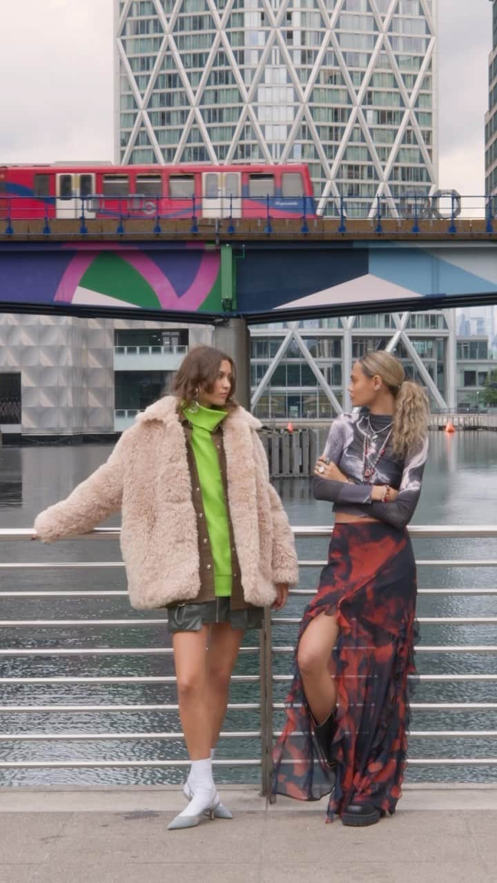 ASOSのインスタグラム：「🚨ASOS DESIGN AW23🚨 spotted: everyday grunge 📺🌹  Our new trend is for the girls giving us effortless NRG on the reg… Tumblr-core meets utility dressing ft. slouchy knits, pockets, biker boots, exposed hems and more 🫦  ASOS DESIGN curly faux sheepskin jacket [131730197] ASOS DESIGN soft ruffle maxi skirt [132762243]」