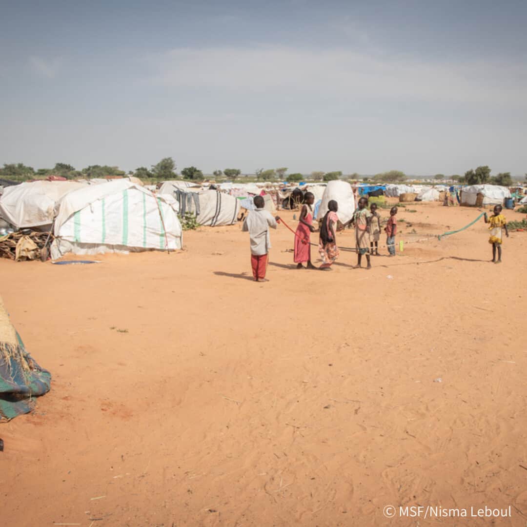 国境なき医師団さんのインスタグラム写真 - (国境なき医師団Instagram)「🚨チャドに逃れたスーダンの人びとが、深刻な水不足に直面しています。  スーダンで４月に紛争が始まって以降、国内で避難先を探すだけでなく周辺国に逃れる人びとが増えています。  隣国チャドに逃れた人びとは約43万人にのぼり、今後数カ月でさらに多くが到着すると予想されています。しかし、チャド東部アドレの難民キャンプで暮らす約20万人の人びとの健康状態は、水、食料、シェルター、衛生設備の不足により、すでに危機的な状況です。  国境なき医師団は、アドレで医療活動を行うとともに、増え続ける水の需要にも対応。一刻も早い援助の拡大を訴えています。  👇詳しい記事はプロフィールのリンクからウェブサイトへ @msf_japan  #国境なき医師団 #MSF #スーダン #スーダン難民 #チャド #医療援助 #人道援助」10月30日 18時40分 - msf_japan