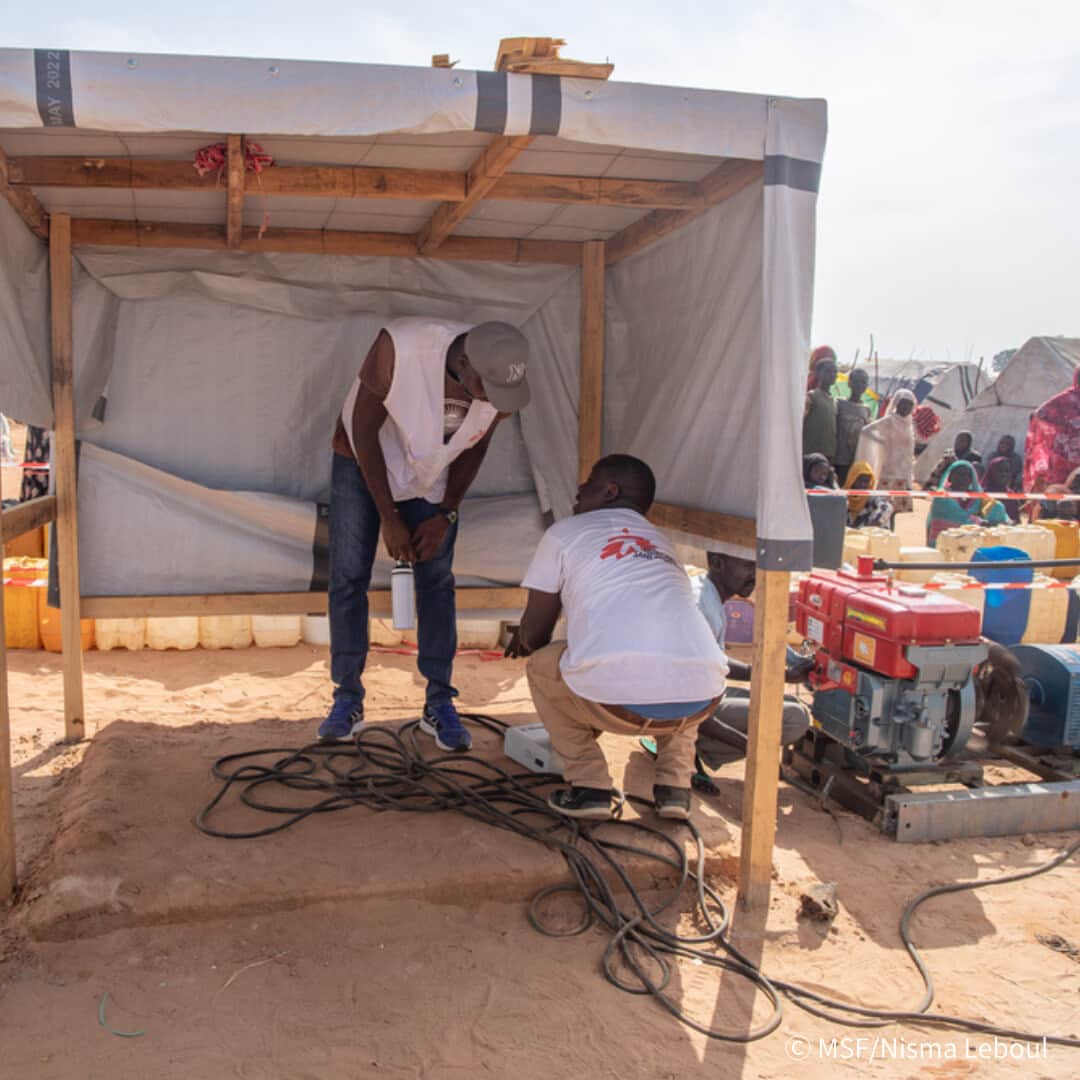 国境なき医師団さんのインスタグラム写真 - (国境なき医師団Instagram)「🚨チャドに逃れたスーダンの人びとが、深刻な水不足に直面しています。  スーダンで４月に紛争が始まって以降、国内で避難先を探すだけでなく周辺国に逃れる人びとが増えています。  隣国チャドに逃れた人びとは約43万人にのぼり、今後数カ月でさらに多くが到着すると予想されています。しかし、チャド東部アドレの難民キャンプで暮らす約20万人の人びとの健康状態は、水、食料、シェルター、衛生設備の不足により、すでに危機的な状況です。  国境なき医師団は、アドレで医療活動を行うとともに、増え続ける水の需要にも対応。一刻も早い援助の拡大を訴えています。  👇詳しい記事はプロフィールのリンクからウェブサイトへ @msf_japan  #国境なき医師団 #MSF #スーダン #スーダン難民 #チャド #医療援助 #人道援助」10月30日 18時40分 - msf_japan