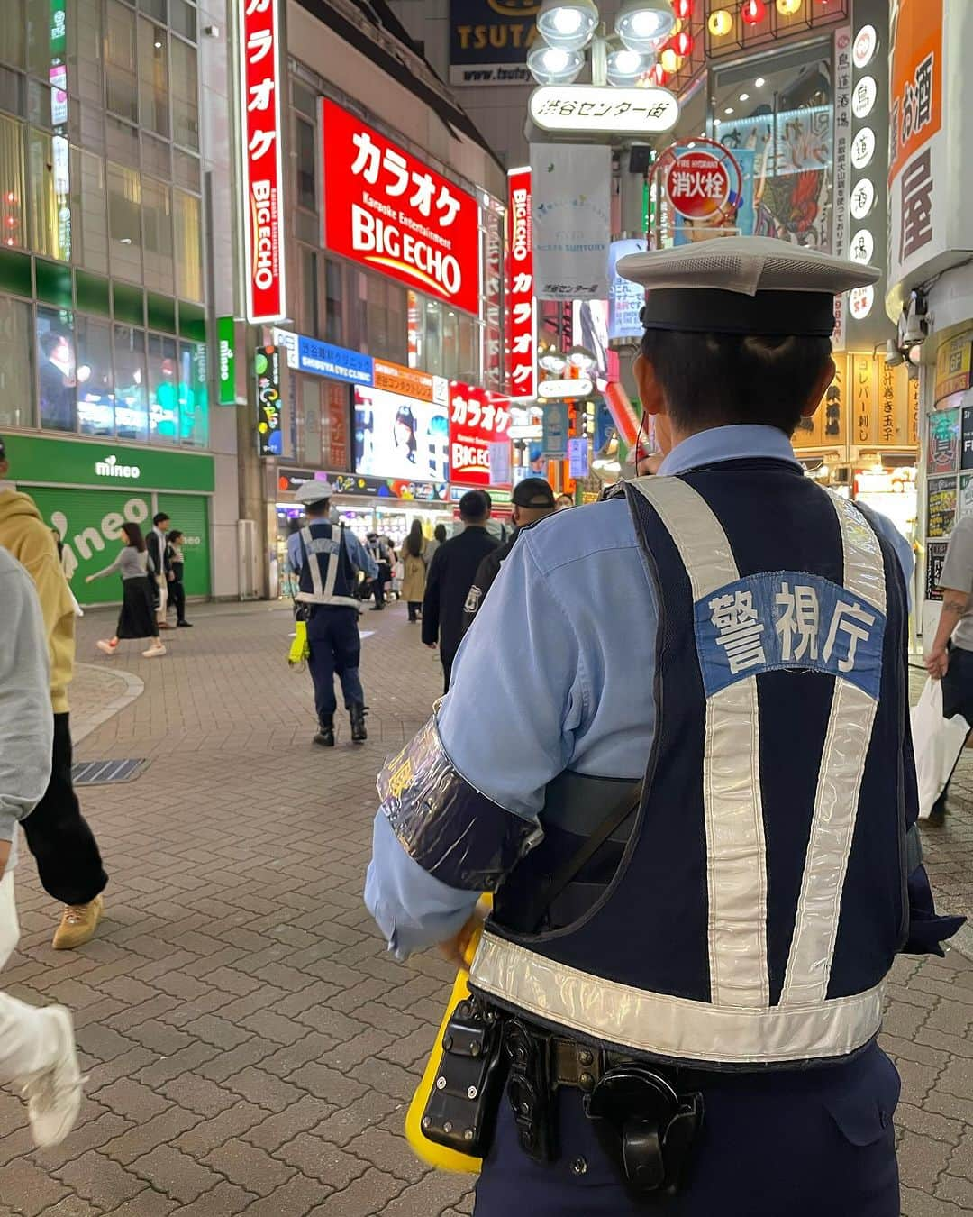 三吉ツカサのインスタグラム：「渋谷のハロウィン、今年は警察のコスプレばっかりだね #たぶん明日も同じだな」