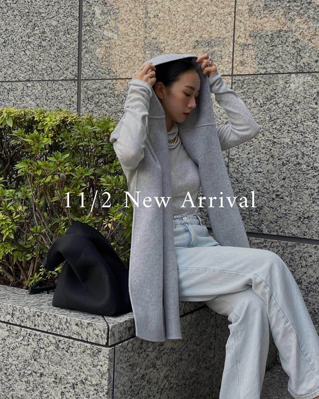 ETRÉ TOKYO ストアのインスタグラム：「@etretokyo  【11/2 New Arrival】  ㅤㅤㅤ  #ETREフーディストールリバーショートコート GREY / BLACK S.M size ¥49,500(tax in)  ㅤㅤㅤ ㅤㅤㅤ #ETREデニムオールインワン IVORY / INDIGO S.M size ¥29,700(tax in)  ㅤㅤㅤ ㅤㅤㅤ #ETREカシュクールニットプルオーバー BEIGE / GREY F size ¥24,200(tax in)  ㅤㅤㅤ ㅤㅤㅤ #ETREフーディニットストール BEIGE / GREY F size ¥16,500(tax in)  ㅤㅤㅤ ㅤㅤㅤ #ETREヤクニットフレアリブパンツ GREY / BROWN S.M size ¥29,700(tax in)  ㅤㅤㅤ ㅤㅤㅤ #ETREスリットスリーブヤクトップス GREY / BROWN F size ¥29,700(tax in)  ㅤㅤㅤ ㅤㅤㅤ #ETREワンショルダーカットトップス O.WHITE / GREIGE / BLACK F size ¥12,100(tax in)  ㅤㅤㅤ ㅤㅤ  ㅤㅤㅤ ┈┈┈┈┈┈┈┈┈┈┈┈┈┈┈┈┈ㅤㅤㅤ  ㅤㅤㅤ 【INFORMATION】 ⁡ ⁡ ※ 11/2(木)発売のアイテムは 11/3(金)12:00よりお在庫のある場合、ルミネカード会員様限定で店舗通販のご利用が可能です。 ⁡ ※お電話がつながりにくい可能性がございます。 ⁡ ※また混雑時には入場制限及び 試着点数の制限を設けさせて頂きます。 予めご了承ください。 ⁡ ⁡ ご理解、ご協力を賜りますよう 心よりお願い申し上げます。 ⁡ ⁡  ㅤㅤㅤ ㅤㅤㅤ 【LUMINE SHINJUKU STORE】 ETRÉ TOKYO ルミネ新宿2店 TEL：03-5989-0979 ー営業時間ー (平日、土日祝)11:00-21:00  ⁡ #etretokyo#etre#fashion#etretokyoshinjuku #2023etre#etretokyo_staff_ootd#2023aw #新作紹介 #秋服コーデ #スタッフスナップ#カジュアルファッション #ルミネ新宿2 #インナー  #白黒コーデ #デニムオールインワン #セットアップコーデ #ブラウンニット #アウターコーデ」