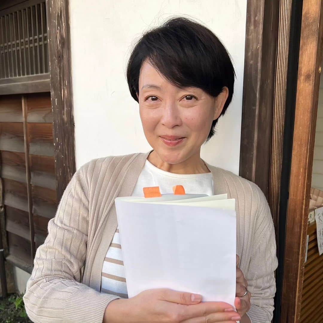 のインスタグラム：「今晩は！ 撮影終わりました！  まだ作品名は言えませんが 苦悩を抱えた、化粧っけのない女性の役です。  帰ったらご褒美にスパークリングワインを飲もうかな‼️😉🥂」