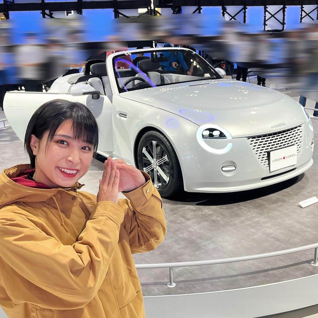 かほなんのインスタグラム：「今日は「JAPAN MOBILITY SHOW 2023」へ！  ダイハツさんのブースに遊びに行ってきたー！！🚗✨  2タイプのコペンや未来的なカスタマイズカー、見たことない形のハイゼットがあってめっちゃ楽しかった…！！  写真いっぱい撮らせてもらったから、後でUPするー！📸✨  #JapanMobilityShow  #ダイハツ #さばいどる  #かほなん」