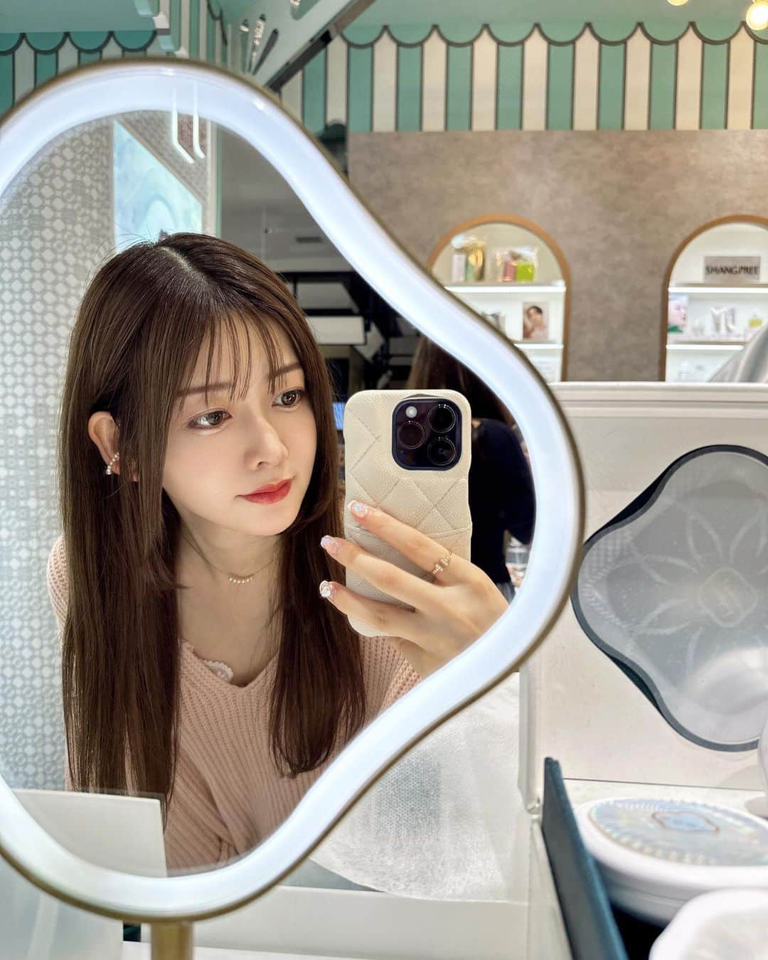 長岡真由（まゆちむ）のインスタグラム：「伊勢丹新宿で行われてる 花西子のpopup行ってきました🫶🏻🤍  花西子のパウダーだいっすきで 本当に陶器肌になるの😭💗 アイシャドウも発色良くてキラキラ♡  2枚目の動画で最初に写ってるアイシャドウは 中国でもまだ発売してなくて 日本で1番最初に発売だって🥺🥺  そのアイシャドウでメイクしたのが 4枚目🫶🏻💗  10/31まで新宿伊勢丹1階で やってるので行ってみてね🫶🏻  #花西子 #pr #新宿伊勢丹 #popup」