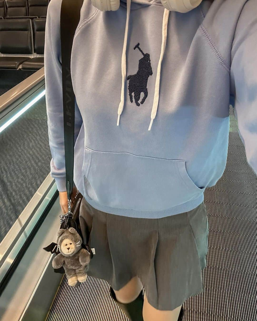 RIEさんのインスタグラム写真 - (RIEInstagram)「【 羽田空港 】 国内旅行の空港コーデ🛩️☁️ POLO RALPH LAUREN(ポロ ラルフ ローレン)の フーディーが旅行の移動コーデとしても大活躍🧳  機内ではフードを被って寝ていても 髪が崩れない技を酷使しています🪮ꕀ ⁡ ⁡ 身長162cmの私は海外ブランドで サイズに悩むのがあるあるなのですが👼🏼 今回はMサイズでぴったりでした🩰 少しぶかぶかめに着るならLサイズでもよさそう🫶🏼  淡いブルーのフーディーに ネイビーの立体アイコンのおかげで ボトムスやキャップが合わせやすい🫐 ⁡ ⁡ 寒暖差がありコーデも決めにくい季節ですが🍂 中に半袖を仕込んで脱ぎ着したり シャツに合わせたり着まわしていく~( ･ᴗ･ )👊🏼 ⁡ ⁡  ⁡ ⁡ ⁡ @poloralphlauren #PR #PoloRalphLauren #RalphLauren #ポロラルフローレン #フーディー #hanedaairport #OOTD #きょコ #旅行コーデ #大人カジュアル #スーツケース #キャリーケース #羽田空港 #空港ファッション #空港コーデ #機内コーデ #ネームタグ #ラゲージタグ」10月30日 18時38分 - rie_tabi