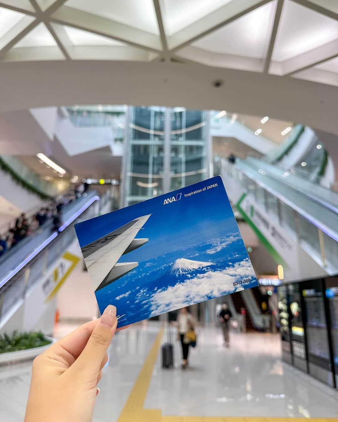 RIEさんのインスタグラム写真 - (RIEInstagram)「【 羽田空港 】 国内旅行の空港コーデ🛩️☁️ POLO RALPH LAUREN(ポロ ラルフ ローレン)の フーディーが旅行の移動コーデとしても大活躍🧳  機内ではフードを被って寝ていても 髪が崩れない技を酷使しています🪮ꕀ ⁡ ⁡ 身長162cmの私は海外ブランドで サイズに悩むのがあるあるなのですが👼🏼 今回はMサイズでぴったりでした🩰 少しぶかぶかめに着るならLサイズでもよさそう🫶🏼  淡いブルーのフーディーに ネイビーの立体アイコンのおかげで ボトムスやキャップが合わせやすい🫐 ⁡ ⁡ 寒暖差がありコーデも決めにくい季節ですが🍂 中に半袖を仕込んで脱ぎ着したり シャツに合わせたり着まわしていく~( ･ᴗ･ )👊🏼 ⁡ ⁡  ⁡ ⁡ ⁡ @poloralphlauren #PR #PoloRalphLauren #RalphLauren #ポロラルフローレン #フーディー #hanedaairport #OOTD #きょコ #旅行コーデ #大人カジュアル #スーツケース #キャリーケース #羽田空港 #空港ファッション #空港コーデ #機内コーデ #ネームタグ #ラゲージタグ」10月30日 18時38分 - rie_tabi