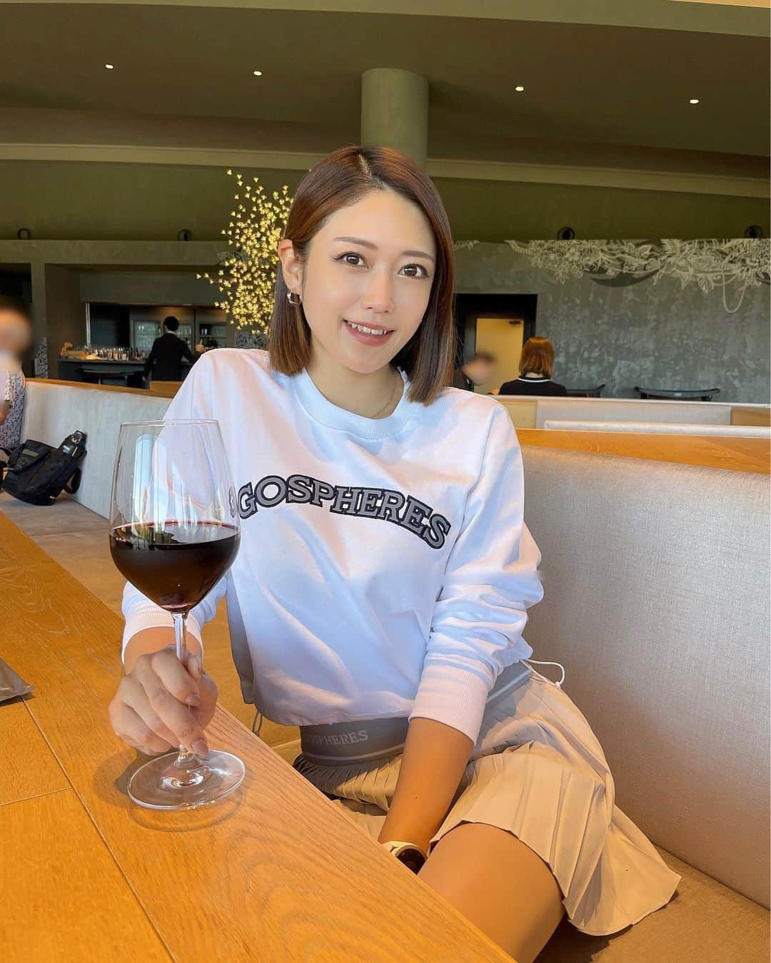 ISHIIYUKIKOのインスタグラム：「空前のワインブーム❣️🍷 ワインにハマり過ぎてゴルフ場でもワイン飲んじゃう😂  赤も白も両方頂いたよ🤭 舞茸の天ぷらと相性良き🍄  ワインスクールに通い出してもっとワインが好きになった❤️ @academie.du.vin   漫画の神の雫も面白い🥺雫君がたまにスラムダンクのみっちーに見える笑  ワイン楽しいなぁ🥰  ウェアは上下とも @gospheres だよん❣️  #ゴルフ #ゴルフ女子 #golf #golfgirls  #골프 #골프스타그램  #高尔夫 #golfswing  #韓国スタイル #ゴルフウェア #ゴルフコーデ #韓国ブランド #고스피어 #골프웨어 #ワイン女子 #ワイン好きな人と繋がりたい #神の雫的な事が言いたい」