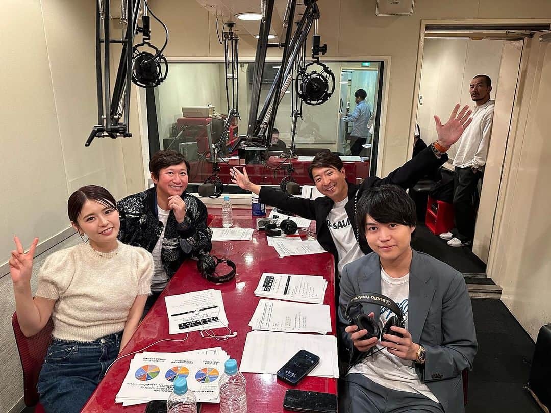 有村昆さんのインスタグラム写真 - (有村昆Instagram)「毎週日曜日25時〜 お届けしているbayfm「バズTikナイト」  今回のゲストはりょたくんのいつもお世話になっているネクシーズの近藤代表です❣️  経営者トークはまさに胸熱😊是非お聞きくださいね！  #bayfm #有村昆　#九島遼大　#井口綾子　#バズTikナイト　#近藤太香巳」10月30日 18時40分 - kon_arimura