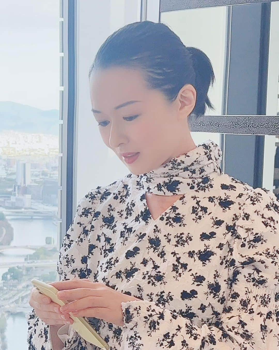 花城アリアさんのインスタグラム写真 - (花城アリアInstagram)「５月に歌わせて頂きお世話になりました ラ・フェットひらまつさんにランチに伺いました🍽✨  37階からの美しい眺望と 洗練されたお洒落な空間の中で、 美味しいランチを頂き  敷居が高いのかと思いきや、 イケメンでお優しい支配人様をはじめ 若いスタッフ様が頑張っておられ、 アットホームな温かい雰囲気で とても居心地のいいお店です。 （５月のステージ本番前もリラックスできました☺️）  レストラン隣にある素敵なチャペルも 見学させて頂きました✨✨ 写真載せています✨  今日ランチ一緒に行った方が 私の写真も撮って下さったのでアップします。  私、この大川沿いのエリアが大好きなんですよねー！  元気を頂いて帰りました😊✨✨  #フレンチレストラン　#ラフェットひらまつ  #大阪　#フェスティバルタワー #夏前 辺りから　#シャンプー荒れ　して以来 #髪がボサボサ　状態😢　#肌もですが　😣」10月30日 18時49分 - aria.kajo