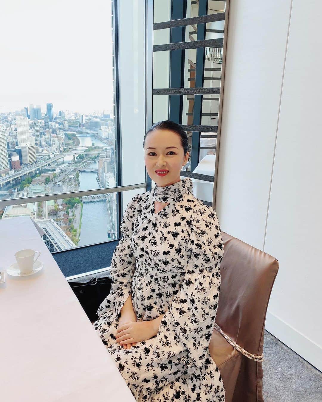 花城アリアさんのインスタグラム写真 - (花城アリアInstagram)「５月に歌わせて頂きお世話になりました ラ・フェットひらまつさんにランチに伺いました🍽✨  37階からの美しい眺望と 洗練されたお洒落な空間の中で、 美味しいランチを頂き  敷居が高いのかと思いきや、 イケメンでお優しい支配人様をはじめ 若いスタッフ様が頑張っておられ、 アットホームな温かい雰囲気で とても居心地のいいお店です。 （５月のステージ本番前もリラックスできました☺️）  レストラン隣にある素敵なチャペルも 見学させて頂きました✨✨ 写真載せています✨  今日ランチ一緒に行った方が 私の写真も撮って下さったのでアップします。  私、この大川沿いのエリアが大好きなんですよねー！  元気を頂いて帰りました😊✨✨  #フレンチレストラン　#ラフェットひらまつ  #大阪　#フェスティバルタワー #夏前 辺りから　#シャンプー荒れ　して以来 #髪がボサボサ　状態😢　#肌もですが　😣」10月30日 18時49分 - aria.kajo