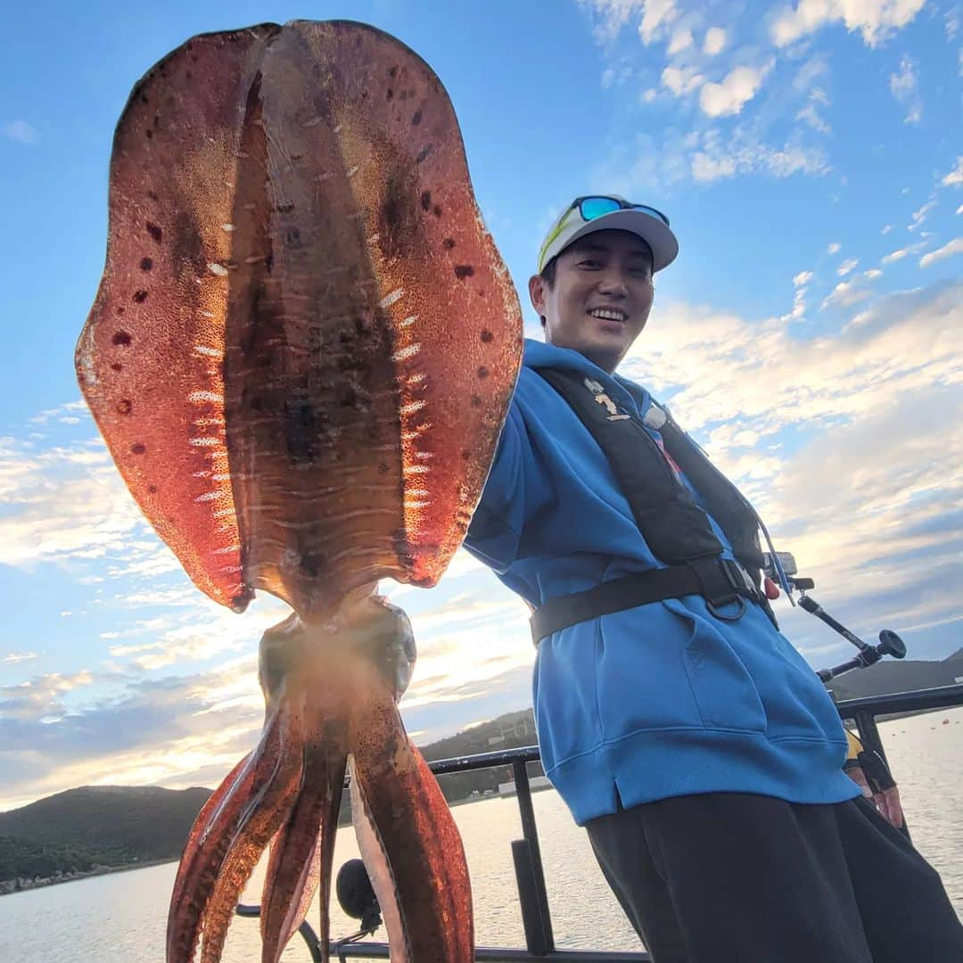 チュ・サンウクのインスタグラム：「도시어부촬영중 거문도에서 잡은 무늬오징어🦑  #도시어부시즌5 #무늬오징어」