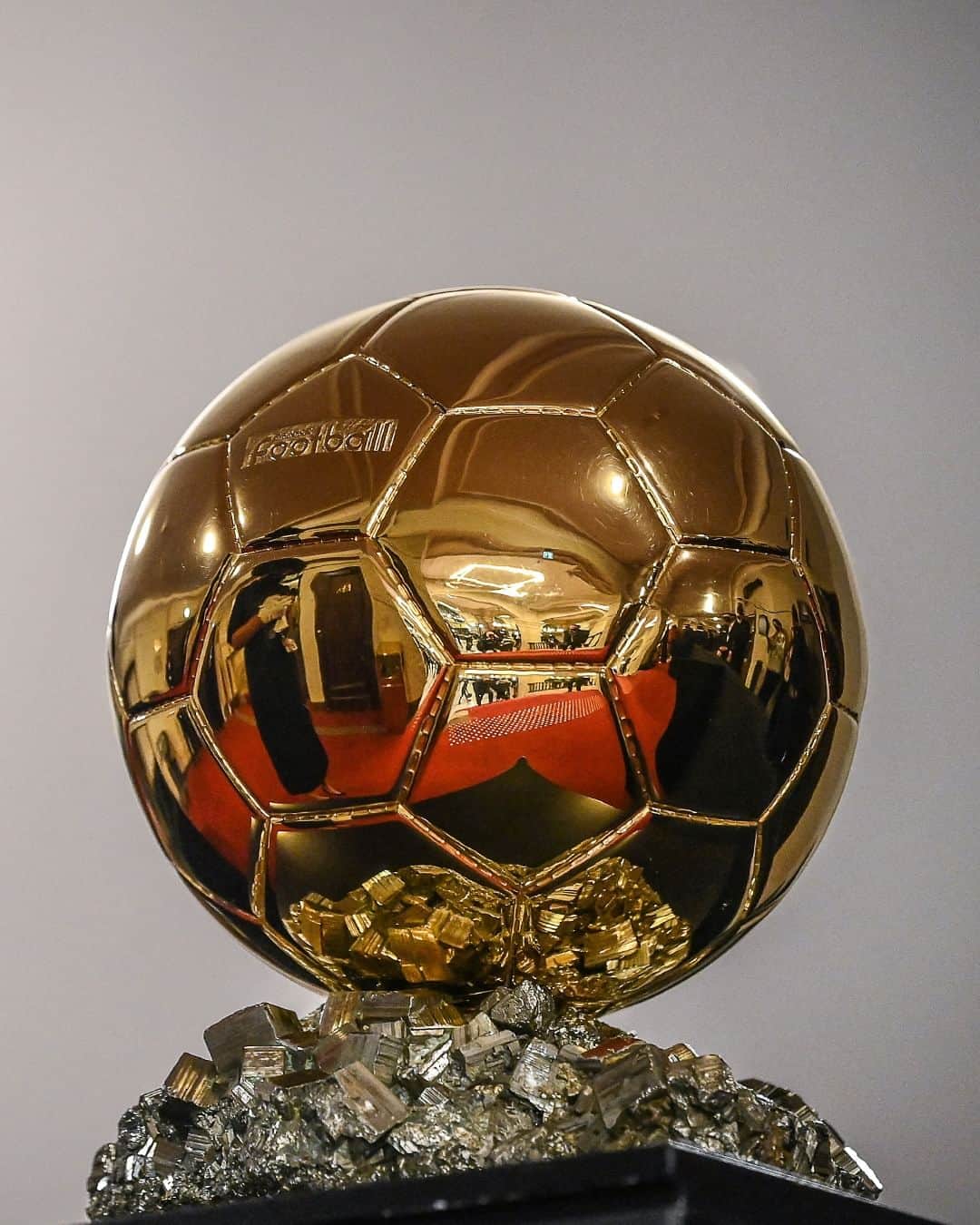 UEFAチャンピオンズリーグのインスタグラム：「🥇 Who should win the Ballon d'Or?   #UCL」