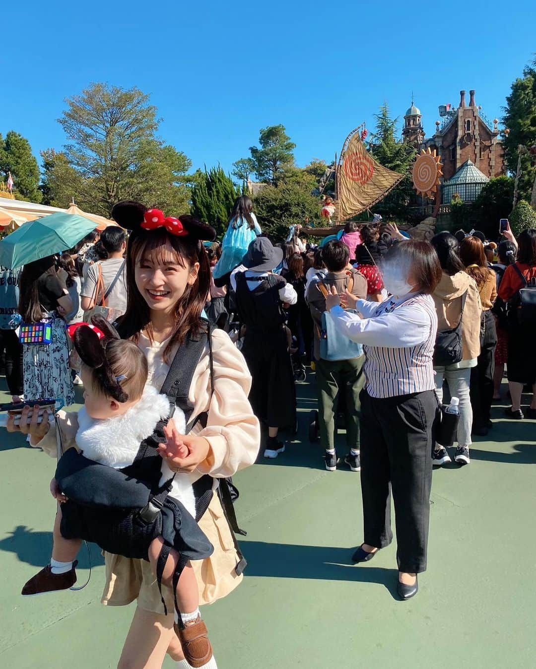 なつぴぴさんのインスタグラム写真 - (なつぴぴInstagram)「お友達とDisneyland🏰💕🤍 . みんなでお揃いのミニーちゃんをつけました🎀 実はベビーも大人サイズつけれちゃう😳 . . 普段ベビーカー移動が基本の我が家。 アトラクション並ぶ時とか、抱っこするの大変だな〜💦と思っていたら、乗り場のすぐ近くにベビーカーを置いておける場所が設置されていたり、  並び時間が長い時は、ベビーカーのまま案内してくれて、途中で回収してくれたり…💕 . 抱っこ紐のまま乗れるものも多くて助かった！ . . 載せたい写真がありすぎて、とりあえず私のお気に入りをドボン📸😂 ハロウィンの仮装もしたので、また載せますね🎃👻 . . . . #disney #disneyland #ディズニー #ディズニーコーデ #親子ディズニー #子連れディズニー #ハロウィン #赤ちゃん #生後10ヶ月 #ままコーデ #女の子ママ #赤ちゃんコーデ #赤ちゃん連れディズニー」10月30日 18時43分 - nattsu_pipi