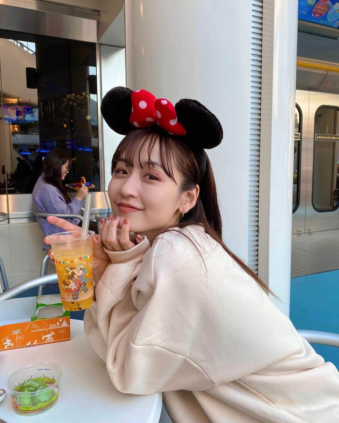 なつぴぴさんのインスタグラム写真 - (なつぴぴInstagram)「お友達とDisneyland🏰💕🤍 . みんなでお揃いのミニーちゃんをつけました🎀 実はベビーも大人サイズつけれちゃう😳 . . 普段ベビーカー移動が基本の我が家。 アトラクション並ぶ時とか、抱っこするの大変だな〜💦と思っていたら、乗り場のすぐ近くにベビーカーを置いておける場所が設置されていたり、  並び時間が長い時は、ベビーカーのまま案内してくれて、途中で回収してくれたり…💕 . 抱っこ紐のまま乗れるものも多くて助かった！ . . 載せたい写真がありすぎて、とりあえず私のお気に入りをドボン📸😂 ハロウィンの仮装もしたので、また載せますね🎃👻 . . . . #disney #disneyland #ディズニー #ディズニーコーデ #親子ディズニー #子連れディズニー #ハロウィン #赤ちゃん #生後10ヶ月 #ままコーデ #女の子ママ #赤ちゃんコーデ #赤ちゃん連れディズニー」10月30日 18時43分 - nattsu_pipi