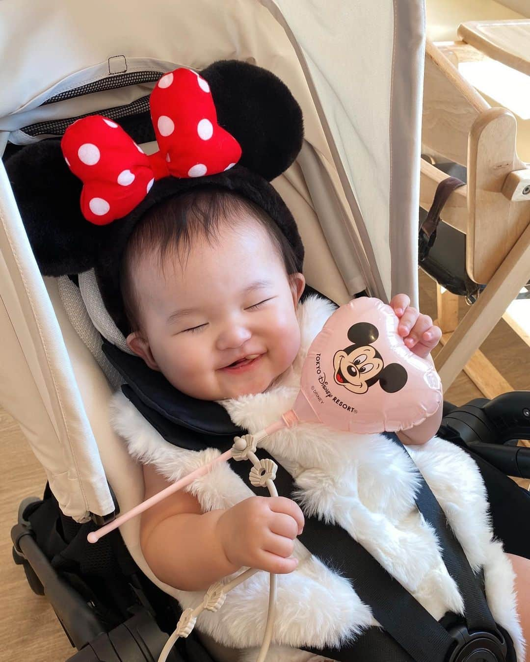 なつぴぴさんのインスタグラム写真 - (なつぴぴInstagram)「お友達とDisneyland🏰💕🤍 . みんなでお揃いのミニーちゃんをつけました🎀 実はベビーも大人サイズつけれちゃう😳 . . 普段ベビーカー移動が基本の我が家。 アトラクション並ぶ時とか、抱っこするの大変だな〜💦と思っていたら、乗り場のすぐ近くにベビーカーを置いておける場所が設置されていたり、  並び時間が長い時は、ベビーカーのまま案内してくれて、途中で回収してくれたり…💕 . 抱っこ紐のまま乗れるものも多くて助かった！ . . 載せたい写真がありすぎて、とりあえず私のお気に入りをドボン📸😂 ハロウィンの仮装もしたので、また載せますね🎃👻 . . . . #disney #disneyland #ディズニー #ディズニーコーデ #親子ディズニー #子連れディズニー #ハロウィン #赤ちゃん #生後10ヶ月 #ままコーデ #女の子ママ #赤ちゃんコーデ #赤ちゃん連れディズニー」10月30日 18時43分 - nattsu_pipi