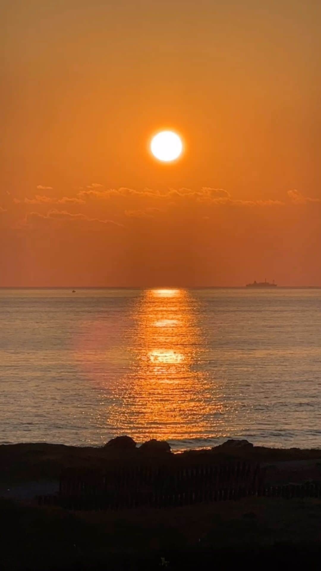 山賀琴子のインスタグラム：「Magic hour🧡✨🌅  週末に見た夕陽が綺麗すぎて心洗われた。」
