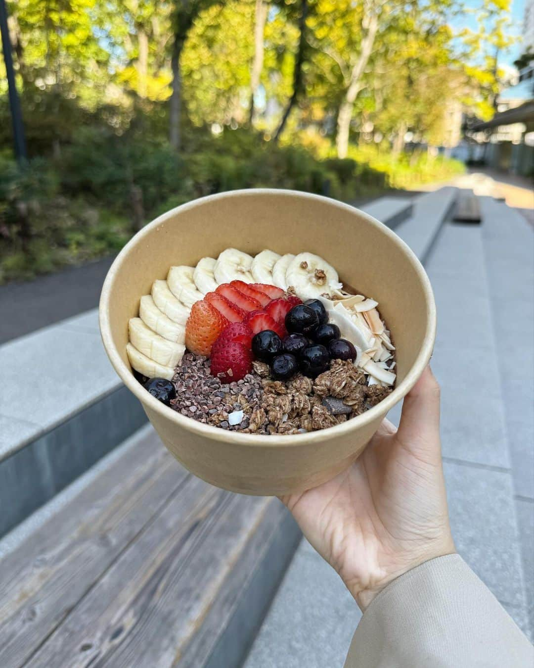 舞石まことさんのインスタグラム写真 - (舞石まことInstagram)「アサイーボウル食べに朝活🥣  最近、アサイーにどハマり中！ 食べるとすぐお腹痛くなるのに、味が好きだから食べちゃう笑  THEBのは、別格に美味しかった！  ラフコーデ！ 最近ゲットしたおニューのBagが可愛くて🤎 @cafune.official  普段小さいバックばっかりで少し大きめのが欲しかったから！  #アサイーボウル #アサイー #theb #mycafune #cafune #カフネ」10月30日 18時50分 - makotomaishi