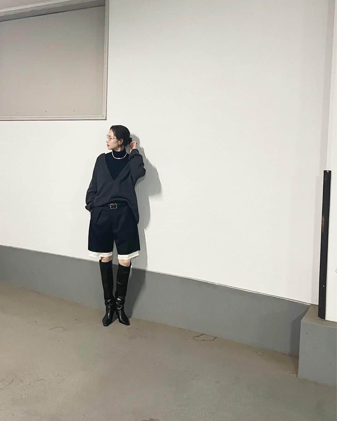 二ノ宮和佳子のインスタグラム：「Today インフルの次はモノモライ... なので、眼鏡の日🤓伊達ですがw  ちょっと肌寒くなってきたので、 重ねてかさねたコーデ  ホント免疫力大事 皆様も気を付けてね♡  #ahlem #uncrave #thirdmagazine #janesmith #preek #khaite #aewenmatoph」