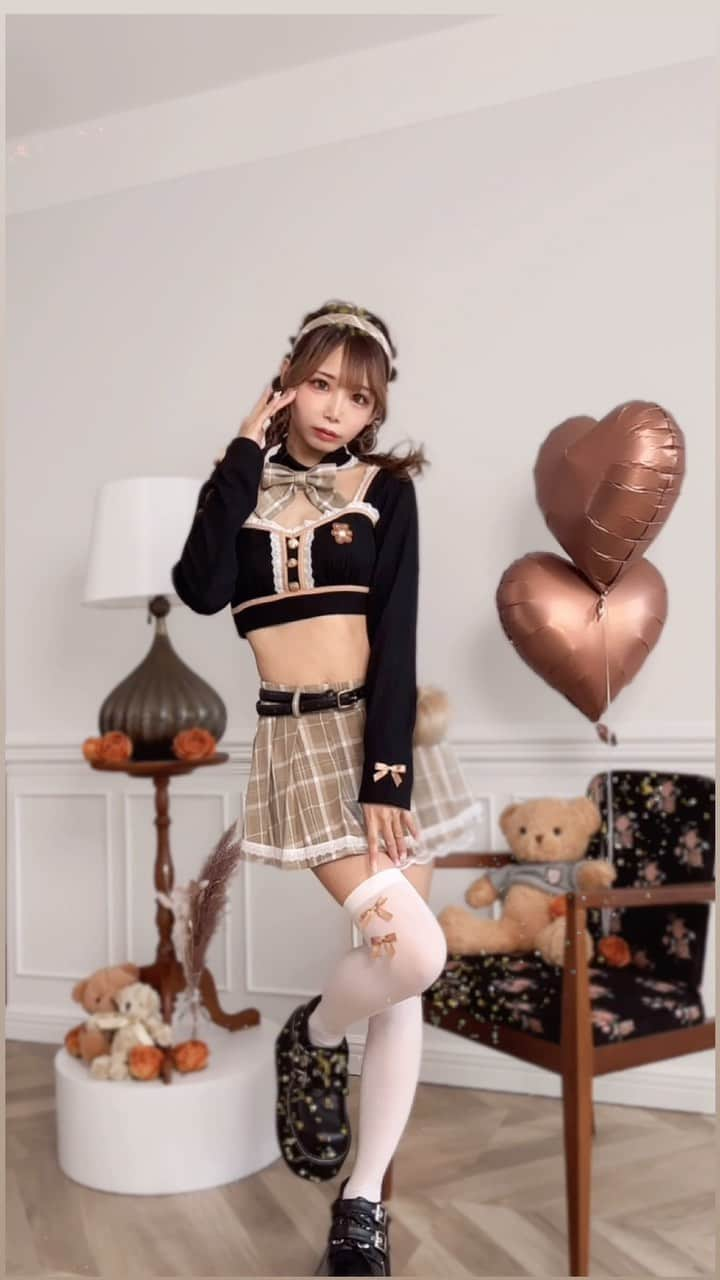 姫宮まほれのインスタグラム：「11月♡秋冬に絶対可愛いブラウンチェック🧸 ギャルかわいい♡ ハイスクールベアコスチューム✨   くまの刺繍がワンポイントで トップスを萌え袖して撮るとかわいい！   白黒あるので色違いで双子コーデも推してます♡  #Malymoon  #マリームーン#コスプレ衣装  #韓国制服 #ギャル #制服コスプレ#コンカフェ#コンカフェ嬢 #アイドル衣装 #iapanesefashion #まほれコラボ #撮影会モデル  #制服プリ #制服コス #cosplaymodel」