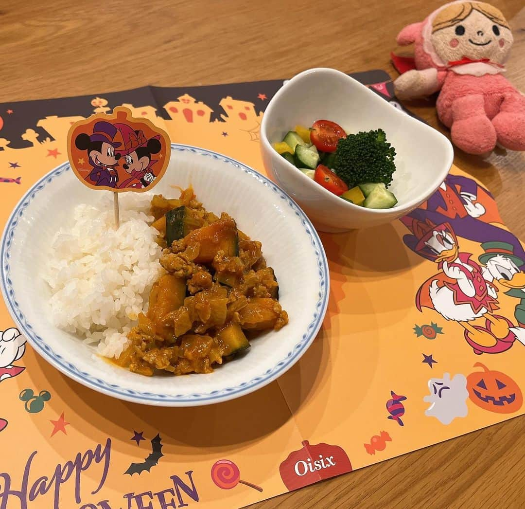 重長智子のインスタグラム：「. . 先週ハロウィンにちなんで カボチャカレーを作りました🎃 . 娘が大好きなあかちゃんまんと一緒に。笑 . カレーだと子どもたちも たくさん食べてくれるので 我が家は、最近週一でカレーです😂 . あと、サバンナ八木さんが以前 くださった衣装も着ました🥹 . . #ハロウィン #ハロウィンカレー #カボチャのカレー #オイシックス #コスプレ #可愛い #2児の母 #小1男子 #3歳女子 #サバンナ八木さん #ありがとうございます」