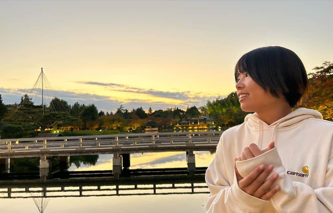 坪内紫苑さんのインスタグラム写真 - (坪内紫苑Instagram)「. . . 「TACHIHI BEACH 」で練習した後、 国営昭和記念公園の紅葉まつり&秋の夜散歩に行ってきました🍁 . イチョウはまだ完璧な黄色じゃなかったけど、音楽と光が連動した華やかな空間でした🤩 四季を楽しめる年齢になったかも。 楽しすぎて2時間散歩してた笑 最後の動画見てみてね🎥 . #立川#西立川#国営昭和記念公園#紅葉まつり#かたらいのイチョウ並木#日本庭園#秋#autumn #散歩」10月30日 18時51分 - s_t001712