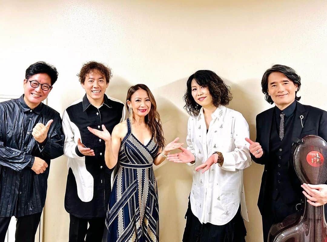 塩谷哲のインスタグラム：「とっても美しい時間でした。 純子さんの楽曲､歌唱､バイタリティにはやられっぱなしです。 私はパワフルさと繊細さ併せ持つ宮本貴奈さんと2台ピアノ､世界の車窓からいらっしゃったチェロの溝口肇さんと、はたまたソロピアノでと、いろんな形でサポート致しました。 共演は叶いませんでしたが素晴らしきヴァイオリニスト森下幸路さんともお会いできました。  前夜祭､本祭とこの超豪華なステージを支えてくださったスタッフの皆さん､ご来場の皆様に大いなる感謝をいたします🙇‍♂️」