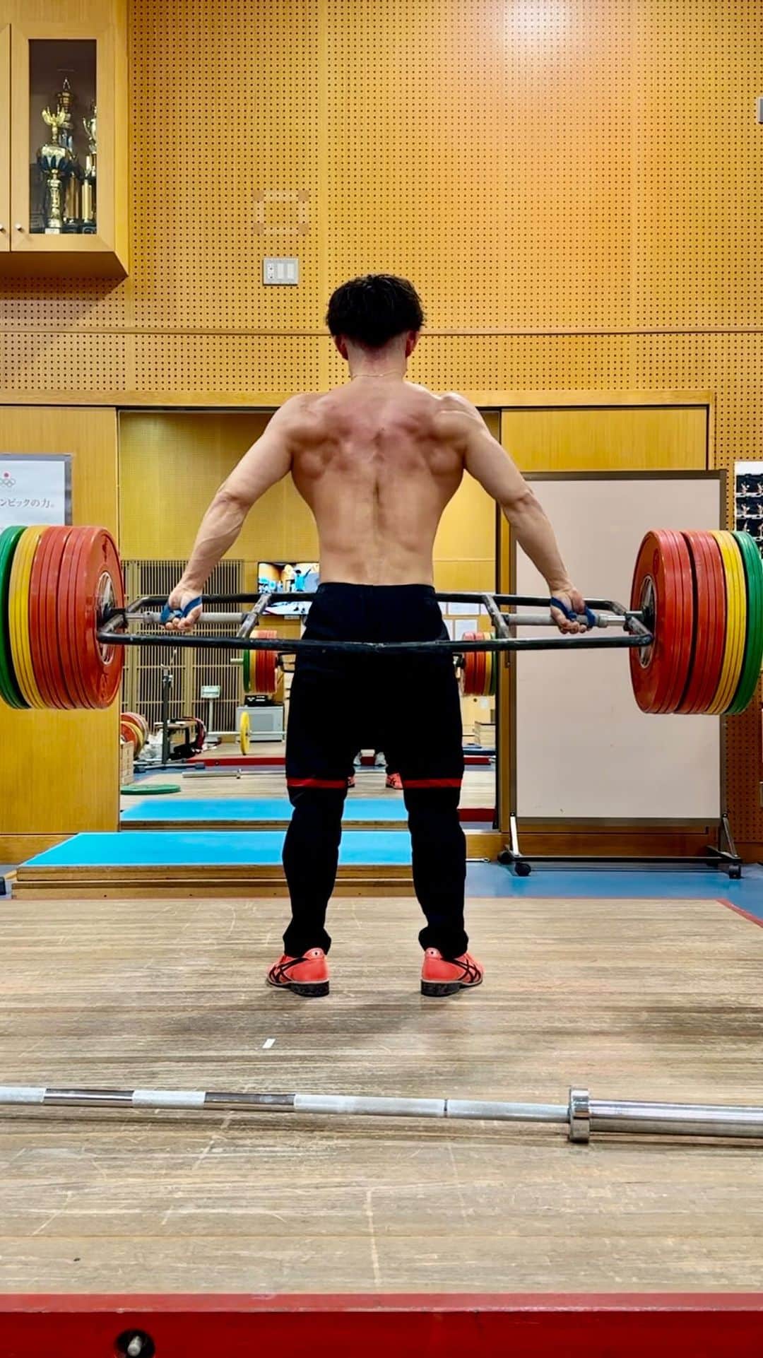 近内三孝のインスタグラム：「Snatch DL 170kg ヘキサゴンバー苦手だわ  #weightlifting #deadlift #snatch」