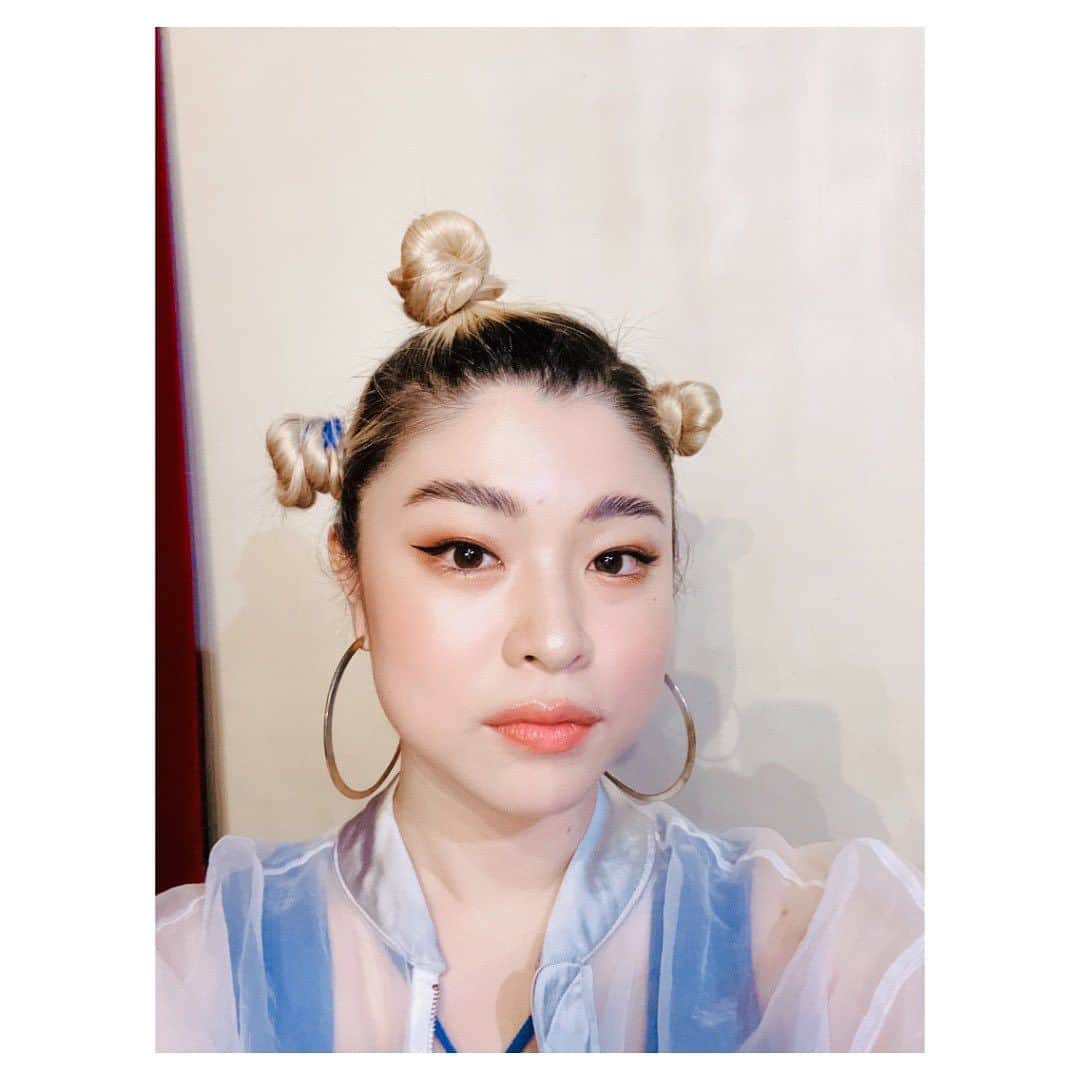 iCasのインスタグラム：「ヘアメイクのカントーさん @htmknt  にセットしてもらったビューティフルなお団子❣️❣️❣️  めちゃ素敵！！ ヘアーセットでLIVEのVIBESが変わるから不思議〜〜  今年の四国ライブの時に初めてお会いして雰囲気も技も最高なお方だなと思ってお願いしたんだけどやっぱり最高だった❤️‍🔥❤️‍🔥❤️‍🔥❤️‍🔥❤️‍🔥  真正面から見るとミニサザエちゃん🫣🫣🫣ふふふ」