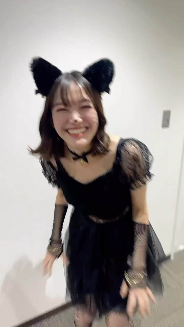 中崎花音のインスタグラム：「黒猫ちゃん動画バージョン🐈‍⬛❤️ 栞が撮ってくれました〜！ 明日のハロウィン皆何するのー??  #ハロウィン #ハロウィンコスプレ #黒猫 #黒猫仮装 #仮装 #ぼぶ #猫耳 #鈴 #ハロウィンイベント #トークイベント #衣装 #黒ワンピ」