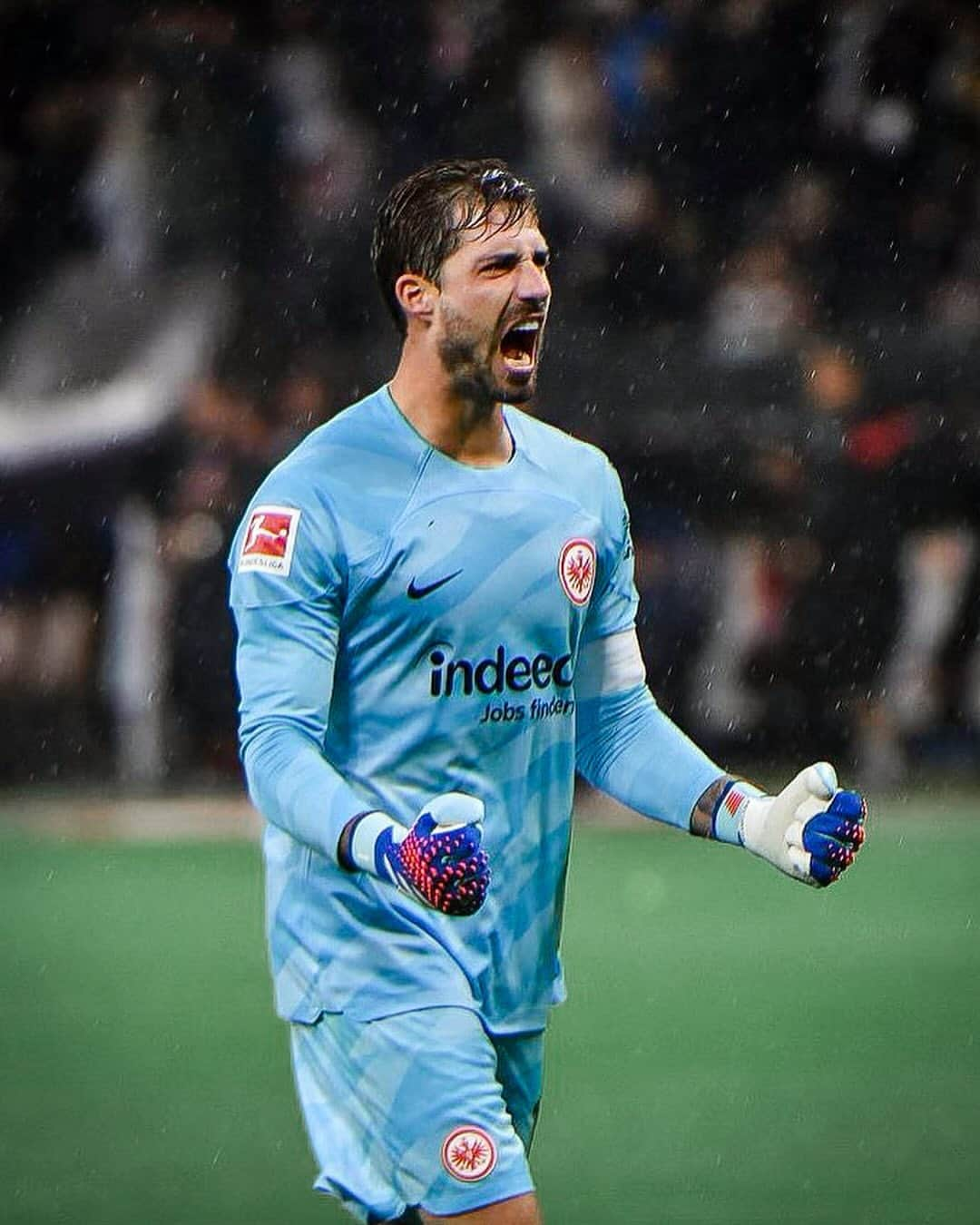 ケヴィン・トラップのインスタグラム：「Our performance deserved definitely more!!  Proud of my team and the atmosphere in the stadium 🦅💪!!   #SGE #Eintracht #Frankfurt」