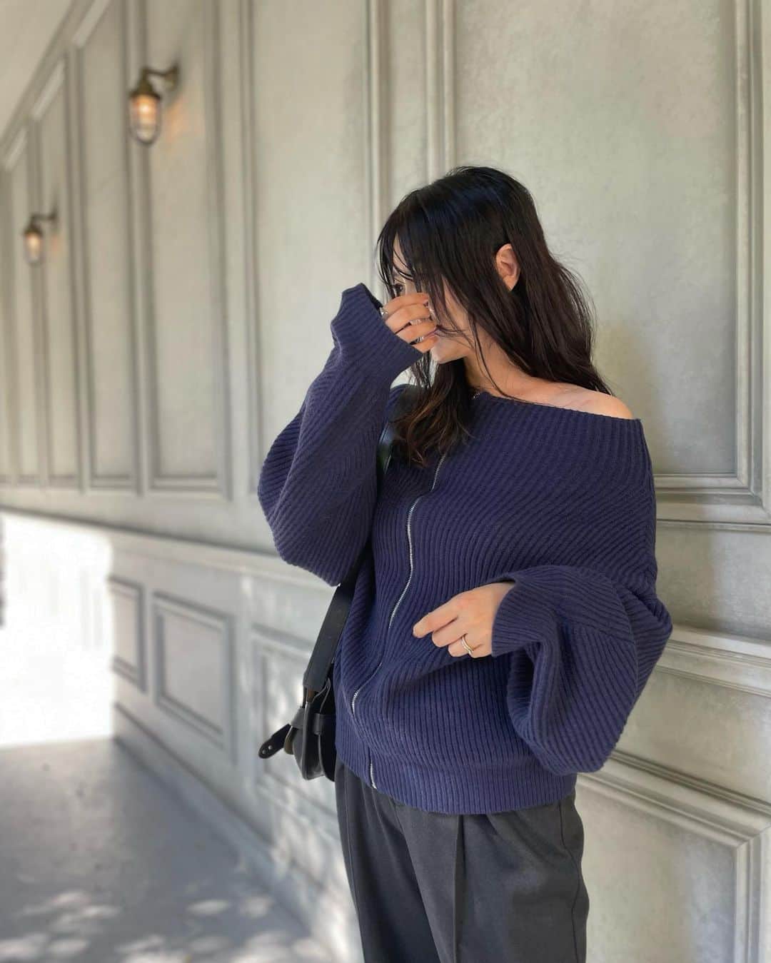 のインスタグラム：「☆ 𝕠𝕦𝕥𝕗𝕚𝕥 ☆  . @akte_official のこのニット可愛すぎる❤︎  オフショルダーにもなるんだよ それにポワンとした袖 可愛いが詰まってる❤︎  息子が代休で朝からよみうりランドに行っていて、夕飯も食べて帰ってくるらしく 1人で夕飯、、、寂しい、、  え、、私、、あと4年とかしたらずっと1人じゃん！！ 無理！！  . . . #akte #アクテ #高身長女子#高身長コーデ#40代コーデ #40代ファッション#大人カジュアル#30代ファッション #30代コーデ#骨スト#骨格ストレート#シンプルコーデ#キレイめコーデ#オフショルダー」
