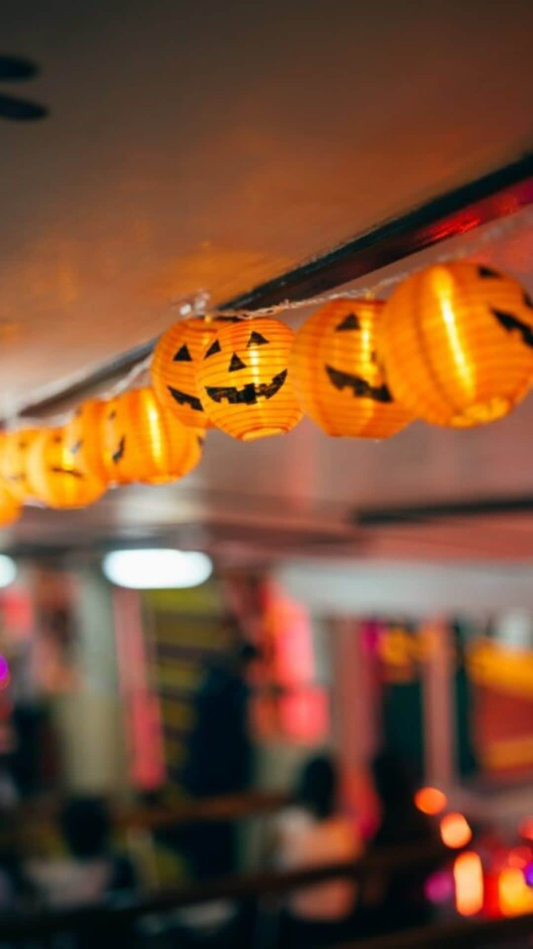 Discover Hong Kongのインスタグラム：「Happy Halloween!👻 What better place to have some spooky fun than at Lan Kwai Fong? Put on your costume and come grab a drink for a truly fa-boo-lous evening 🥂 Watch the video for some Halloween outfit inspo!🎃  萬聖節快樂！👻想要狂歡梗係要嚟蘭桂坊，一齊著上最古靈精怪嘅服飾，過嚟飲返杯🥂快啲去片睇吓今年又有乜鬼馬造型？🎃  🎃👻🎃👻🎃👻🎃👻🎃👻🎃👻🎃👻🎃👻🎃👻 What else can you do at night in Hong Kong?🌃 Stay tuned for our #HongKongAfter6 !👀 想知嚟緊夜晚有乜玩？🌃記得跟貼我哋嘅 #HongKongAfter6 ，更多節日盛事、玩樂好去處等緊你！👀」