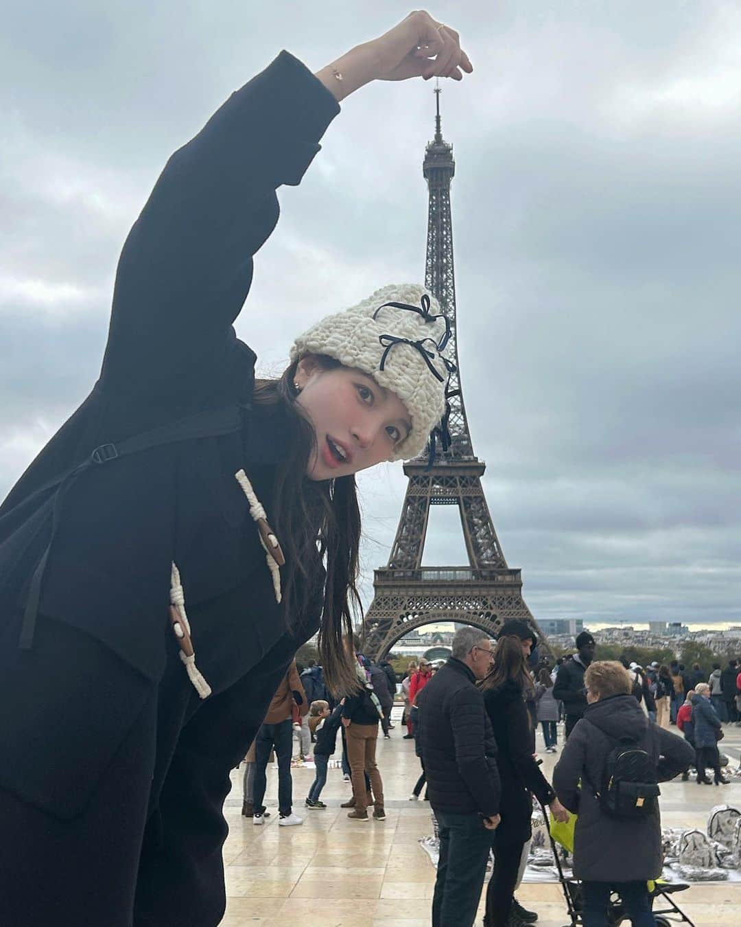 ディニさんのインスタグラム写真 - (ディニInstagram)「남편.. 나 에펠탑이랑 그만 찍어두돼.. 모음zip. 📁그리고 외투를 하나밖에 안챙겨간 나에겐 너무 매서운 파리 바람 싫어요 짤..🌬️」10月30日 18時54分 - keemdani