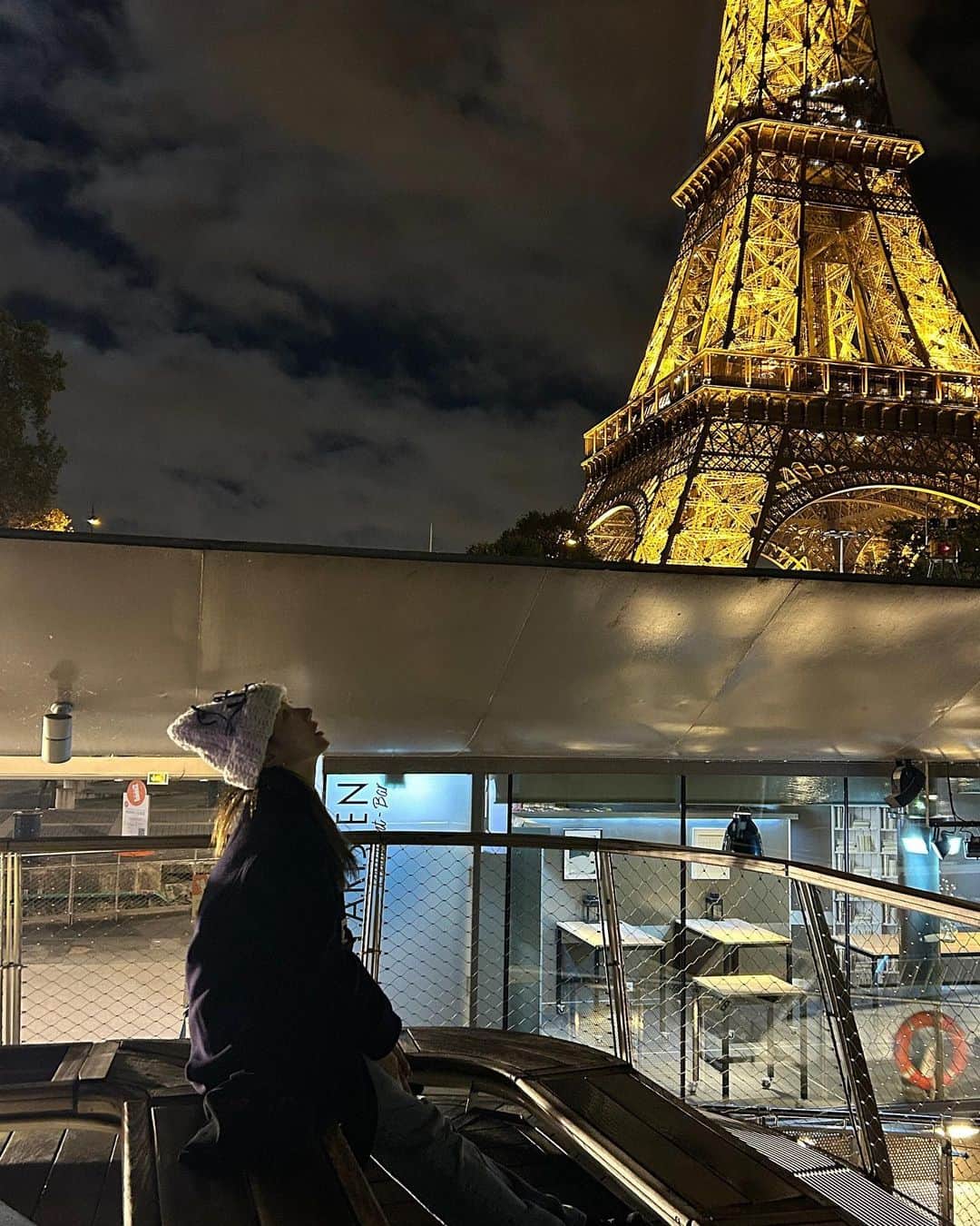 ディニさんのインスタグラム写真 - (ディニInstagram)「남편.. 나 에펠탑이랑 그만 찍어두돼.. 모음zip. 📁그리고 외투를 하나밖에 안챙겨간 나에겐 너무 매서운 파리 바람 싫어요 짤..🌬️」10月30日 18時54分 - keemdani