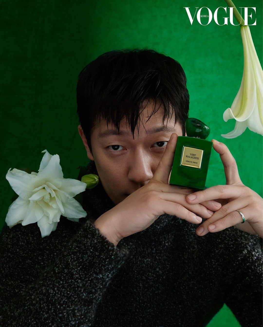 Armani Beautyさんのインスタグラム写真 - (Armani BeautyInstagram)「Paying tribute to a land of inspiration. With a delicate balance of white flowers and sensual spices, Armani/Privé Haute Couture Fragrances Korean Ambassador @SonSukku perfectly embodies the floral freshness of Armani/Privé VERT MALACHITE, a fragrance that echos the vivid, vast lands of Russia.   @GiorgioArmani @VogueKorea   Editor: @avecjoo Photographer: @kimheejune Makeup: @make_up_seolhee Hair: @kong_tan_  Styling: @pyo2054 Nails: @connie_cjs Set:  @day_107 Flowers: @grove008  #Armanibeauty #ArmaniPrive #HauteCoutureFragrances #VertMalachite #SonSukku #Fragrance」10月30日 22時00分 - armanibeauty