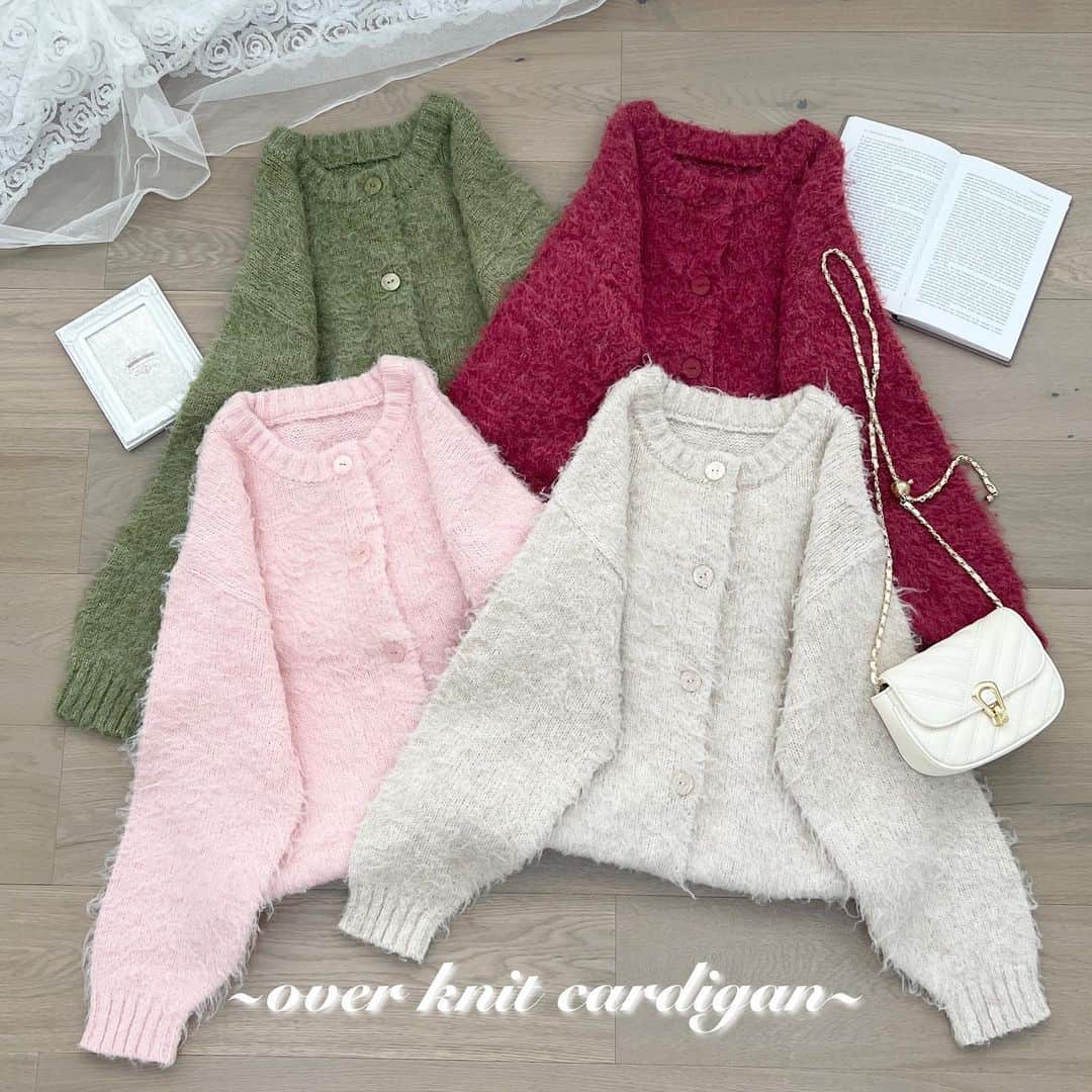 apres jour(アプレジュール) のインスタグラム：「【new arrival🎀】11/2(thu) 21:00〜 ⁡ ◆暖かくて可愛い、着回し抜群なオーバーニットカーディガンが登場！ ⁡ ゆるっと着用可能なオーバーサイズですが、 長すぎず短すぎず絶妙な丈感となっております。  首元の詰まりが気になる方は、ボタンを2.3個開けて着用いただくと、 Vネックデザイン風でも着用が可能です。  色味はシンプルなものから、この時期取り入れたいカラーものまで幅広くご用意しております！  インスタイル、アウトスタイル、前開きで羽織りとしてなど、 様々なスタイリングをお楽しみいただけるので、 1枚で違った雰囲気を出せるアイテムです♪  ⁡ #オーバーニットカーディガン 商品番号🔎985148 サイズ…F/XL ¥4,995(taxin) ⁡ ⁡ こちらの画像はインスタ用に加工しておりますので、カラーの雰囲気が実際の商品と異なる場合がございます。 商品ページにてカラーのご確認をお願い致します。 ⁡ #ZOZOでしか買えない #アプレジュール #アプレ部」