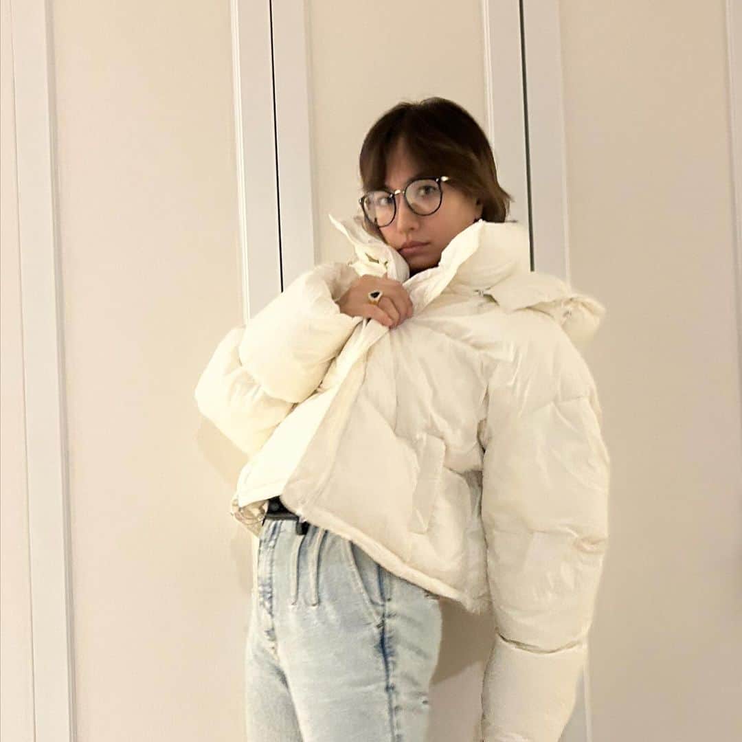 佐田真由美のインスタグラム：「ダウン始めました❄️ このダウン軽過ぎて着てないみたい😂🤍 白いダウンってはっとする！ @imajuku0107  ✖︎ @sh_ki_jp  のコラボだってー 素敵だ」