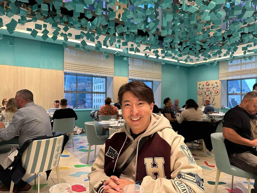 有村昆のインスタグラム：「映画「ティファニーで朝食を」のロケ地、ニューヨーク5番街のTiffanyに行ってきました❣️  Tiffany cafeには感動🥺ティファニー店の中には、オードリー着用の宝石や衣装の展示や、有名なオードリーがパンをかじりながらティファニーの宝石を見ていた窓の位置など、映画ファンは必見です❣️  近いうちにYouTubeにて公開しますね！　#Tiffany #有村昆　#オードリー・ヘップバーン」