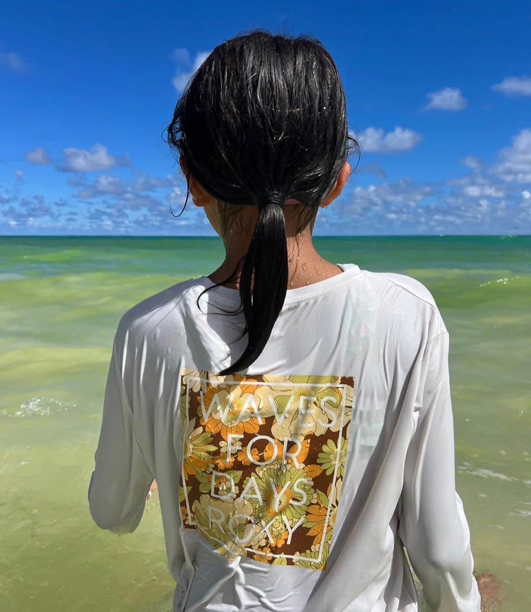 黒木なつみさんのインスタグラム写真 - (黒木なつみInstagram)「⁡ Heaven🕊️🌿☀️🌺🌊🤙✨ ⁡ 今日はTARGET行って、Waimanalo  beachへ 海が綺麗すぎた💚🩵💙 ちーこのベテラン感 #4枚目 ⁡ 砂が気持ち良いから砂遊び ねーねはずっと波へ向かっていた🐳 ⁡ #Hawaii#Family#trip #waimanalo#beach」10月30日 18時57分 - natsumi0086