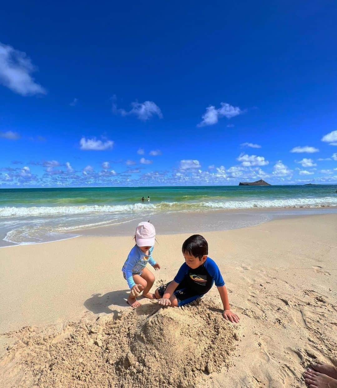 黒木なつみさんのインスタグラム写真 - (黒木なつみInstagram)「⁡ Heaven🕊️🌿☀️🌺🌊🤙✨ ⁡ 今日はTARGET行って、Waimanalo  beachへ 海が綺麗すぎた💚🩵💙 ちーこのベテラン感 #4枚目 ⁡ 砂が気持ち良いから砂遊び ねーねはずっと波へ向かっていた🐳 ⁡ #Hawaii#Family#trip #waimanalo#beach」10月30日 18時57分 - natsumi0086